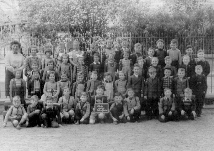 Zur Vergr&ouml;&szlig;erung klicken: 1954 im 1. Schuljahr